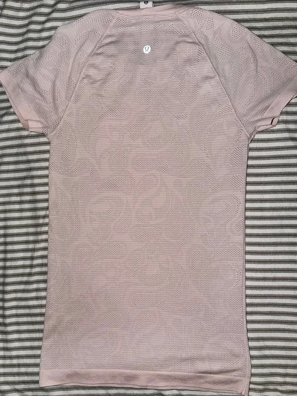 Lululemon Swiftly Tech Short Sleeve Paisley  hip length Light Pink Tee size 4